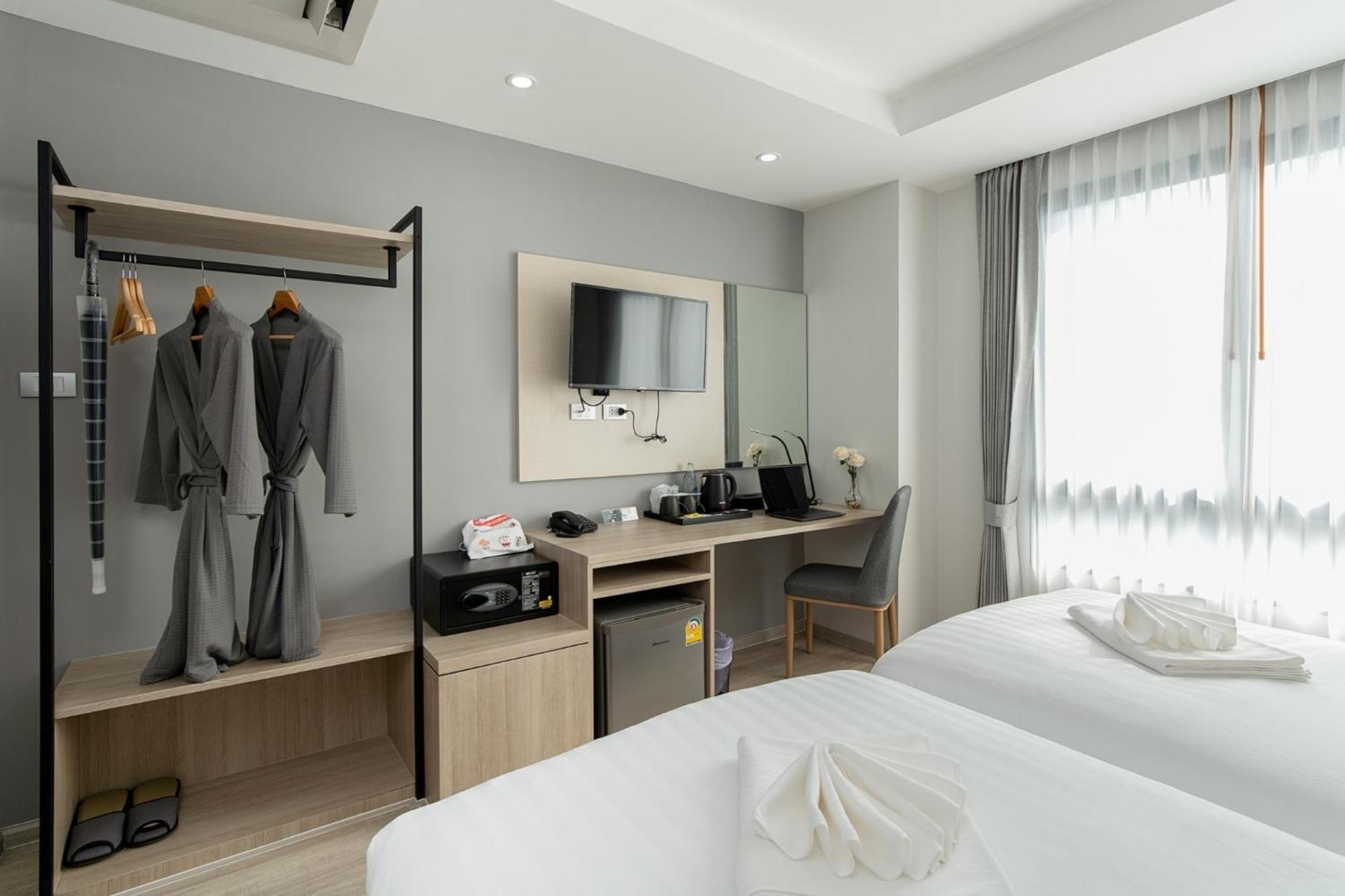 The Riski Hotel At Bangphlat Station Sha Бангкок Экстерьер фото